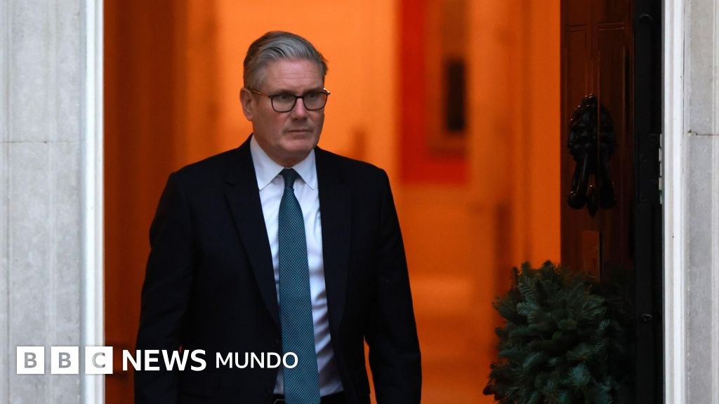 Cómo Keir Starmer pasó de tener una victoria electoral aplastante en Reino Unido a renunciar menos de 2 años después de asumir como primer ministro
